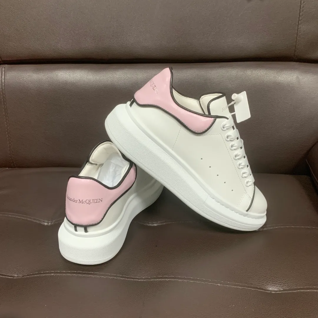 👟👟Ex-factory price 560👟👟 Professional McQueen factory. Top version. Couple style👫 Alexander McQUEEN high version has been upgraded to the highest quality again✅ 💪McQueen Spring, Summer, Autumn and Winter Top version Purchasing level✅ Recruiting national online and offline agents to join🤝 🏆Fabric: Italian imported leather, high texture, water-resistant and does not discolor, 🏆Inner: ️Grade A water-dyed sheepskin imported from Italy is dirt-resistant, sweat-absorbent, breathable and comfortable... The heel is embossed with high temperature convex and concave. 🏆 Foot pads: top-grade Italian super-soft cowhide leather 🏆 Outsole: PU original green transparent counter 1:1 🏆 Shoe box: original beige box. Plus white flip cover and double layer protection. Cloth bag, handbag. Certificate of 1:1 mold opening 4-piece set. Delivered with a pair of shoelaces. 🖕🏿🖕🏿🖕🏿You can choose any pair of shoelaces in any color of our factory. 🏆Code number: female 34-41. male 38-46. 🏆Special remarks (female size 34.40.41, male size 38.45.46 are customized and cannot be returned or exchanged) Please note when placing an order in Niuli! Win-win cooperation🤝